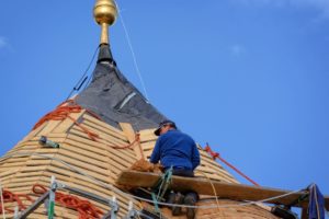 Dachdecker auf der Turmspitze