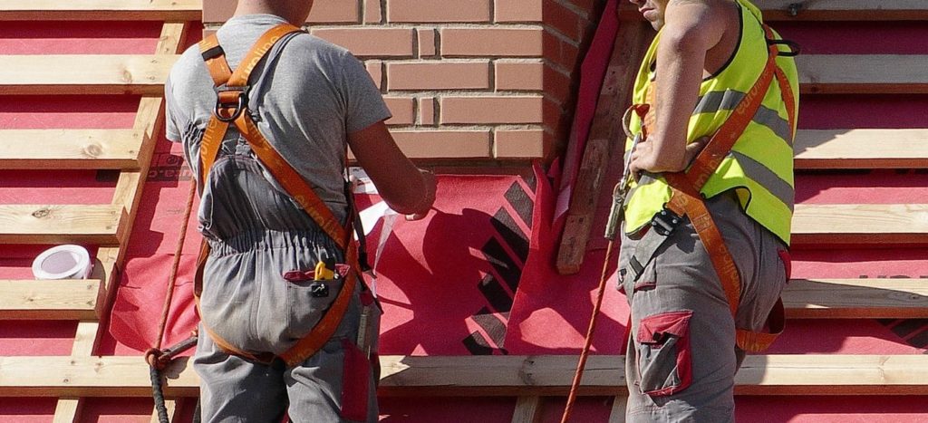 Lehrling bei der Ausbildung durch seinen Meister