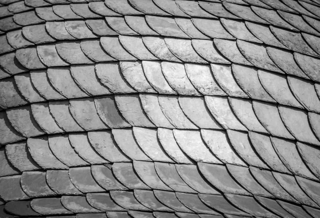 Schieferplatten in deutscher Deckung