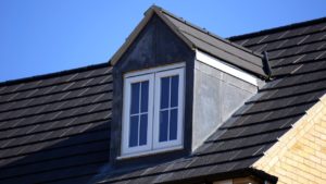 Gaube auf Haus mit Rechteckdeckung