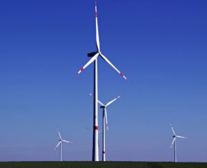 Windräder vor blauem Himmerl